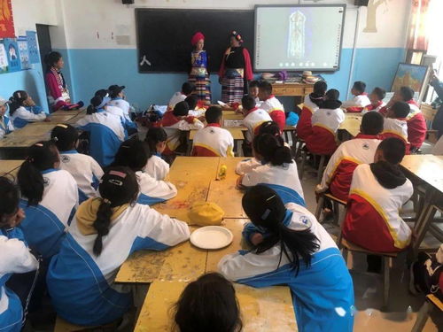 德钦县藏族传统服饰文化走进德钦中学美术课堂 中小学文化课培训的创新实践